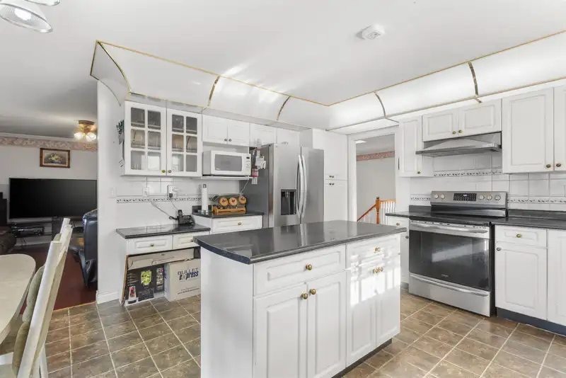 12185 98A AVENUE - photo 4 of 40