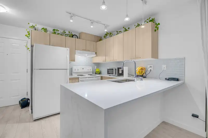 301 12083 92A AVENUE - photo 3 of 27