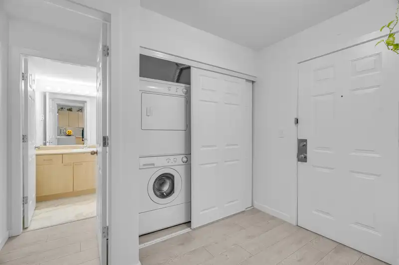 301 12083 92A AVENUE - photo 4 of 27