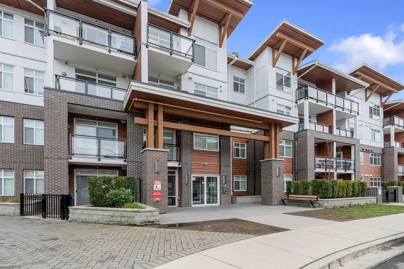 414 5415 BRYDON CRESCENT - photo 1 of 24