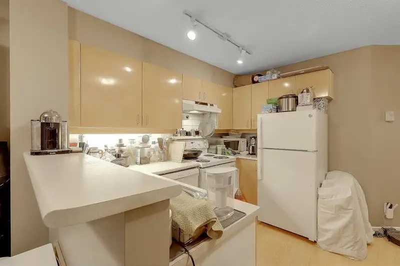 321 2680 W 4TH AVENUE - photo 2 of 32