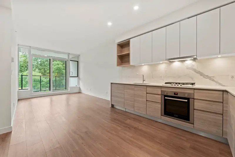 502 585 AUSTIN AVENUE - photo 2 of 33