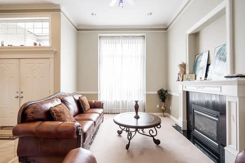 13053 96A AVENUE - photo 4 of 37