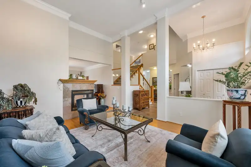 21679 52 AVENUE - photo 4 of 39