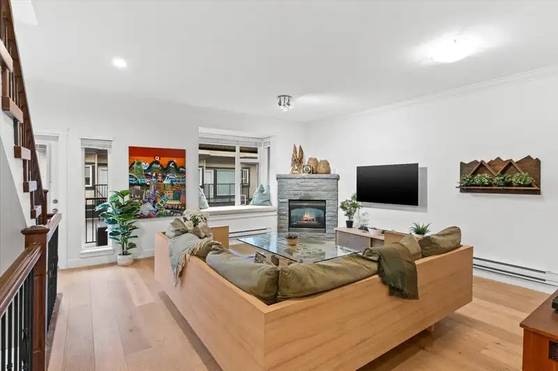 8 4766 55B STREET - photo 4 of 33