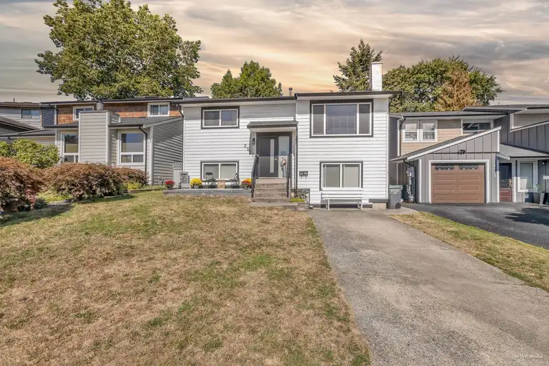 2521 WILDING CRESCENT - photo 1 of 33