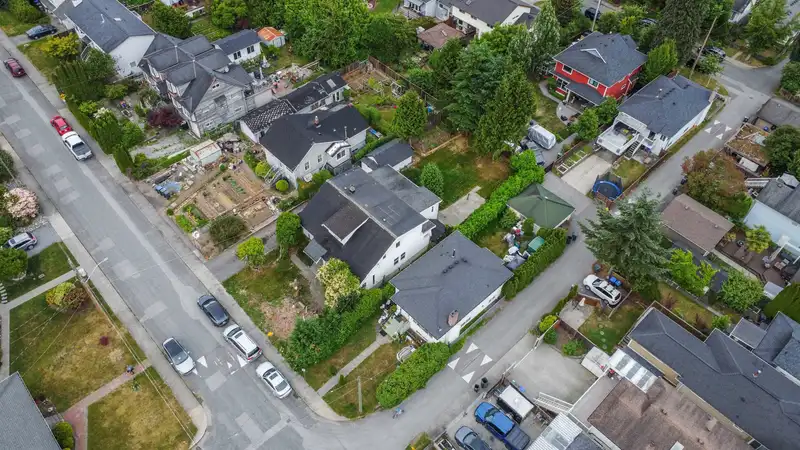 220 DEVOY STREET - photo 3 of 20