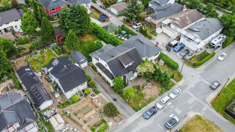 220 DEVOY STREET - photo 4 of 20