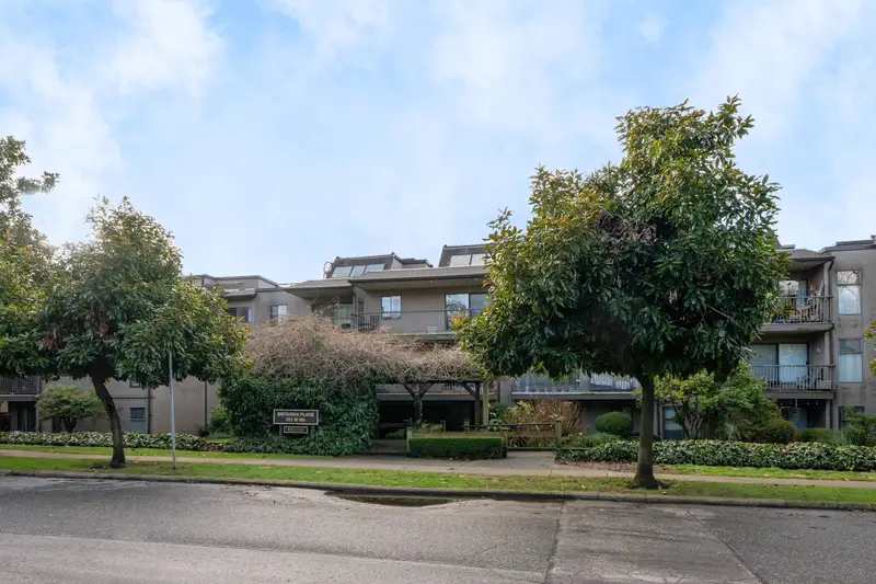 215 251 W 4TH STREET - photo 2 of 25