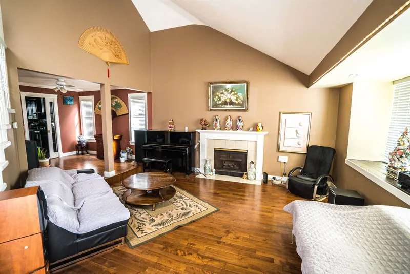 9420 157 STREET - photo 3 of 25