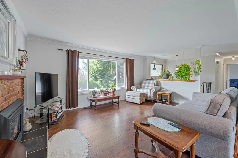 2096 MARTENS STREET - photo 4 of 25