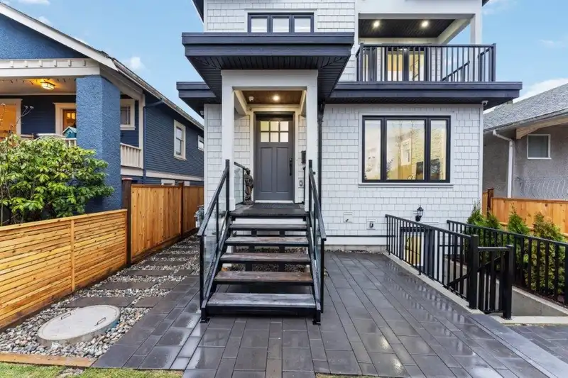 2560 DUNDAS STREET - photo 2 of 32