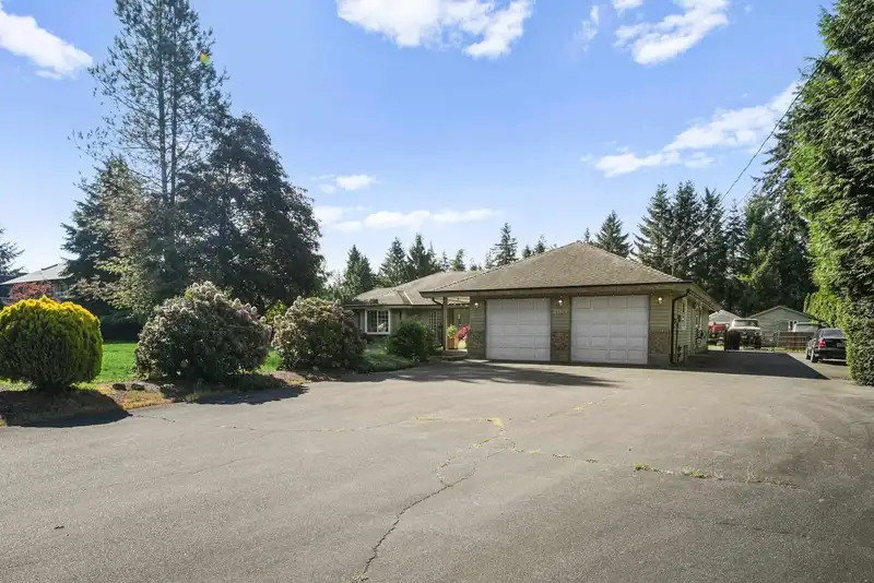 25040 57 AVENUE - photo 2 of 40