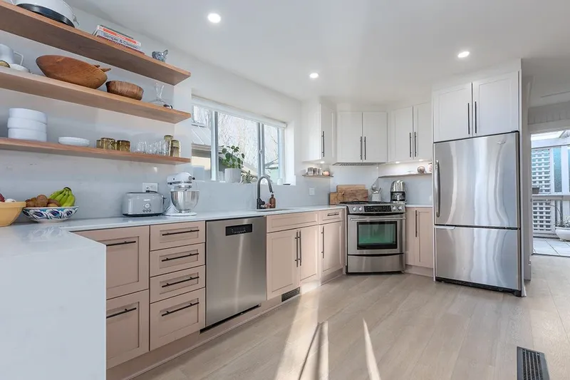 708 WOODLAND DRIVE - photo 2 of 20