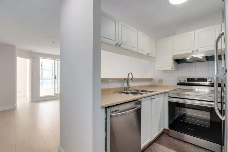 313 4113 FRASER STREET - photo 2 of 23