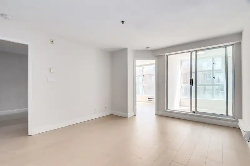 313 4113 FRASER STREET - photo 4 of 23