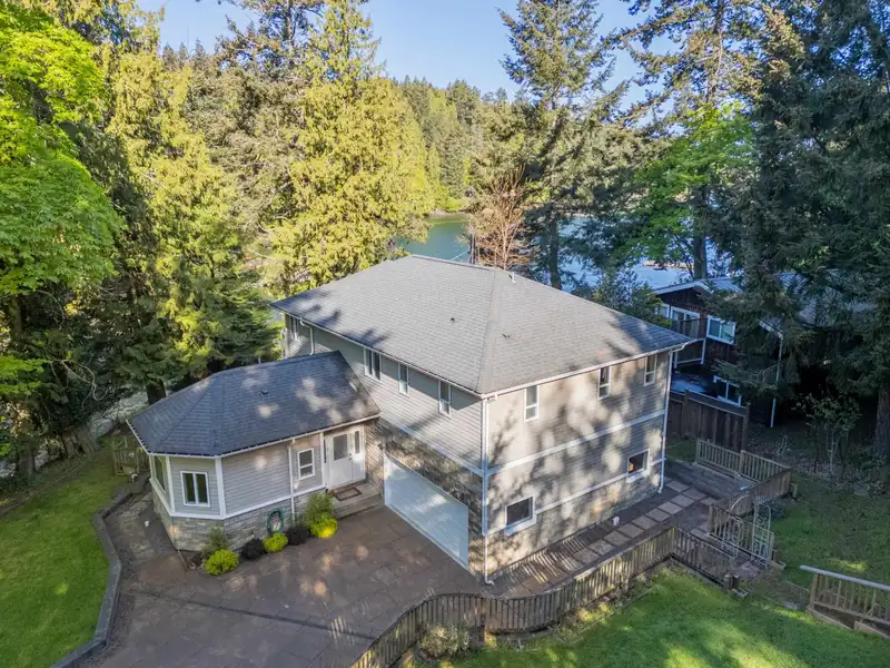 2333 STURDIES BAY ROAD - photo 4 of 40