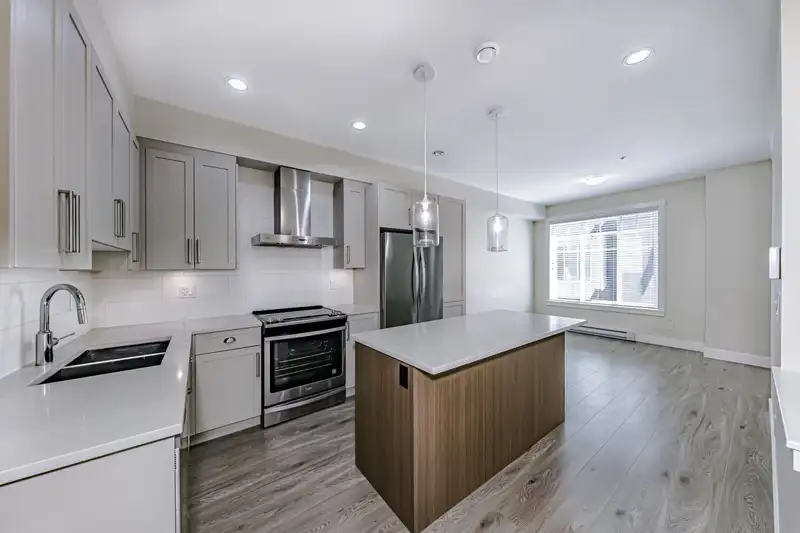 29 20498 82 AVENUE - photo 2 of 35