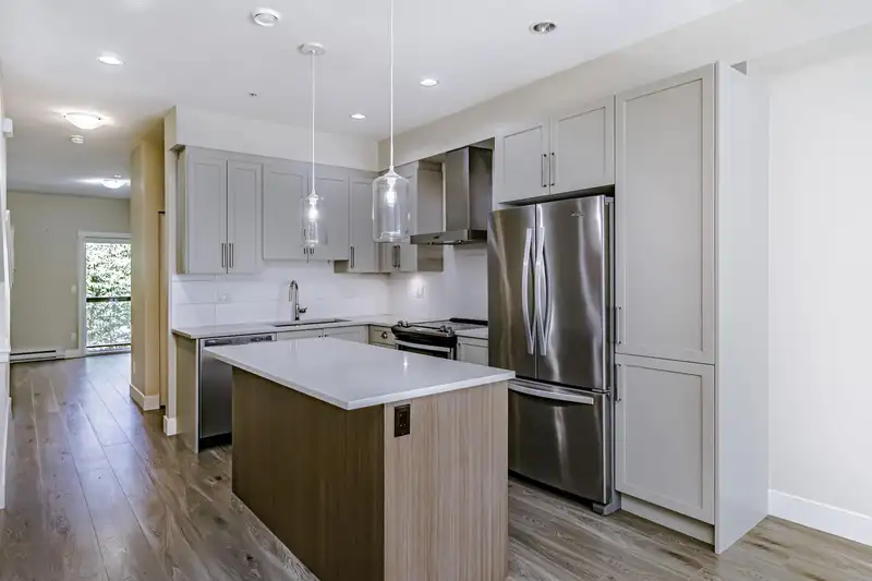 29 20498 82 AVENUE - photo 4 of 35