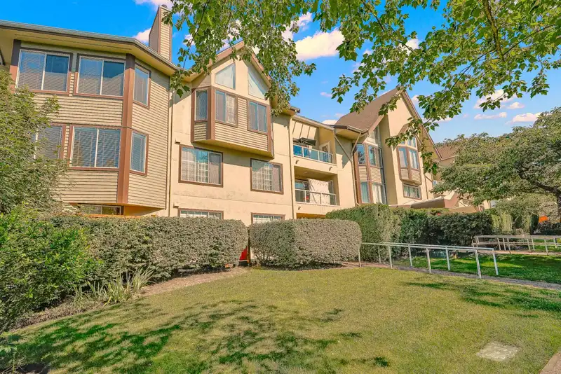 309 1009 HOWAY STREET - photo 1 of 35