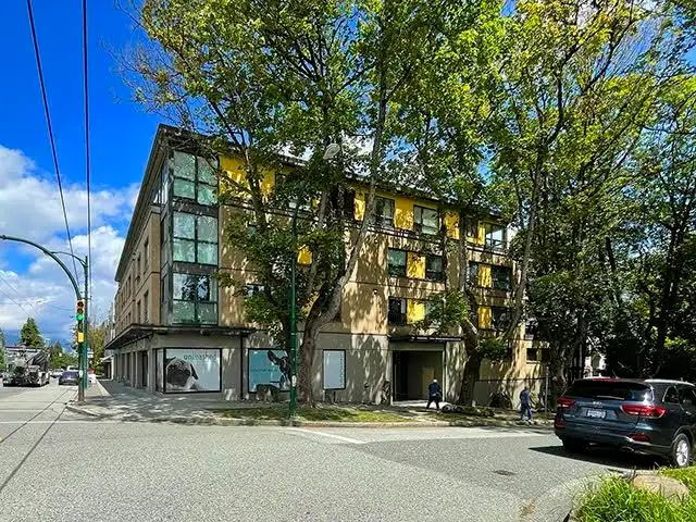 405 997 W 22ND AVENUE - photo 1 of 32