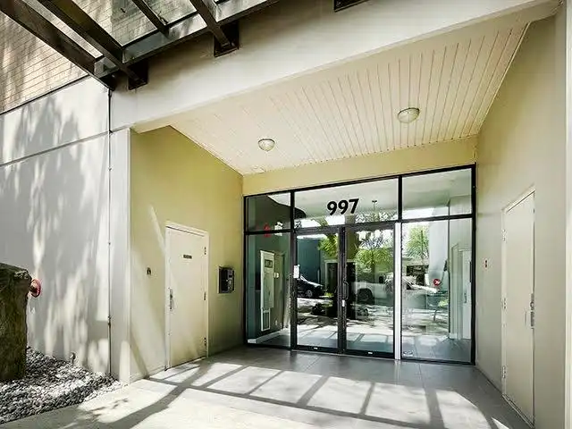 405 997 W 22ND AVENUE - photo 3 of 32