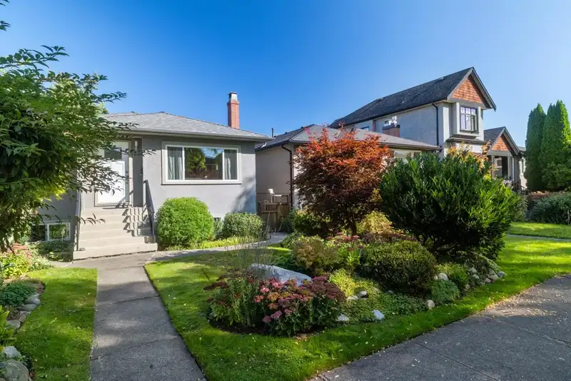 2743 KITCHENER STREET - photo 2 of 32