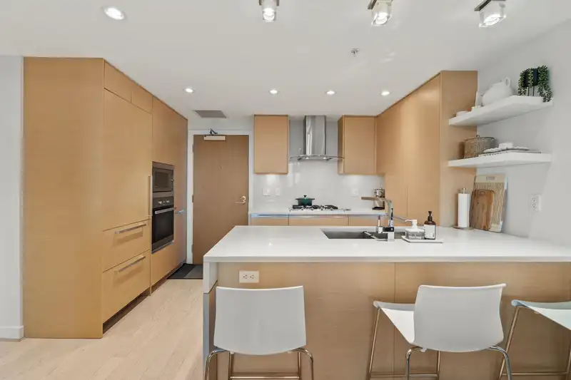 306 505 W 30TH AVENUE - photo 2 of 28