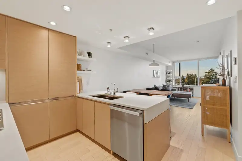 306 505 W 30TH AVENUE - photo 3 of 28