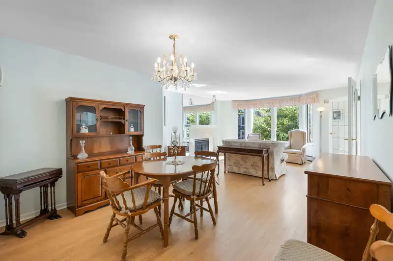 208 1675 AUGUSTA AVENUE - photo 3 of 24