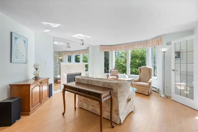 208 1675 AUGUSTA AVENUE - photo 4 of 24