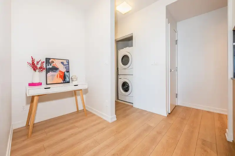 910 4688 KINGSWAY - photo 2 of 26