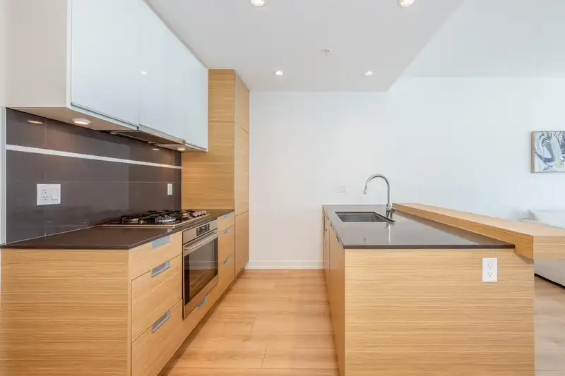910 4688 KINGSWAY - photo 3 of 26