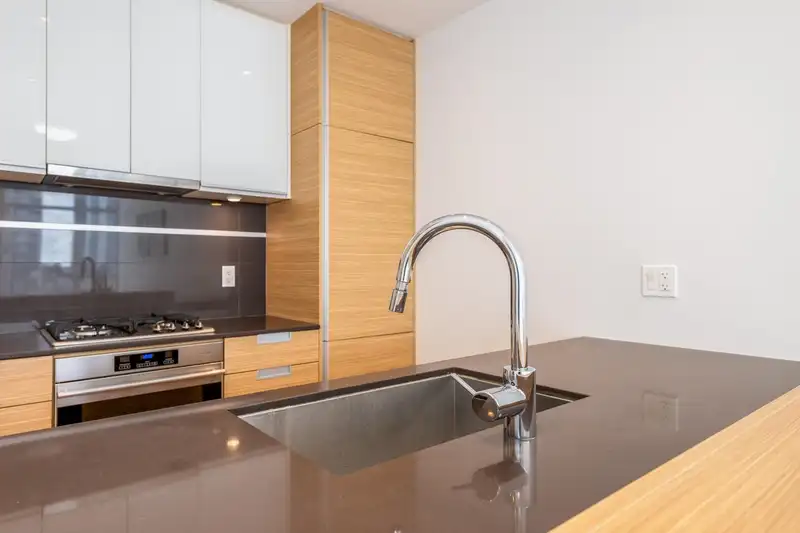 910 4688 KINGSWAY - photo 4 of 26