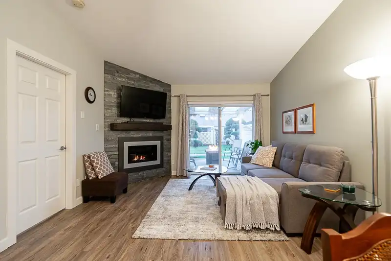 9 23580 DEWDNEY TRUNK ROAD - photo 2 of 40