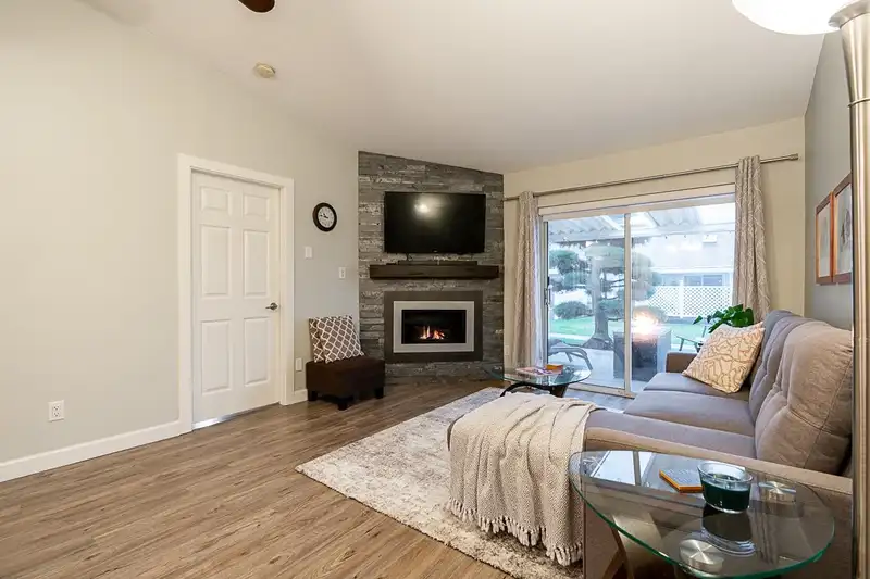 9 23580 DEWDNEY TRUNK ROAD - photo 4 of 40