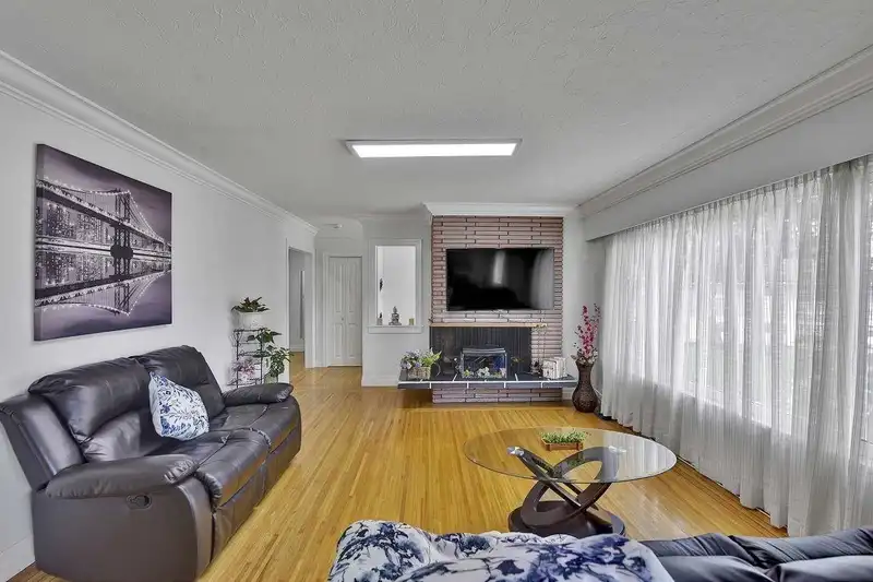 10121 127B STREET - photo 4 of 32