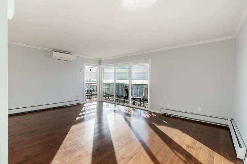 318 3080 LONSDALE AVENUE - photo 3 of 25