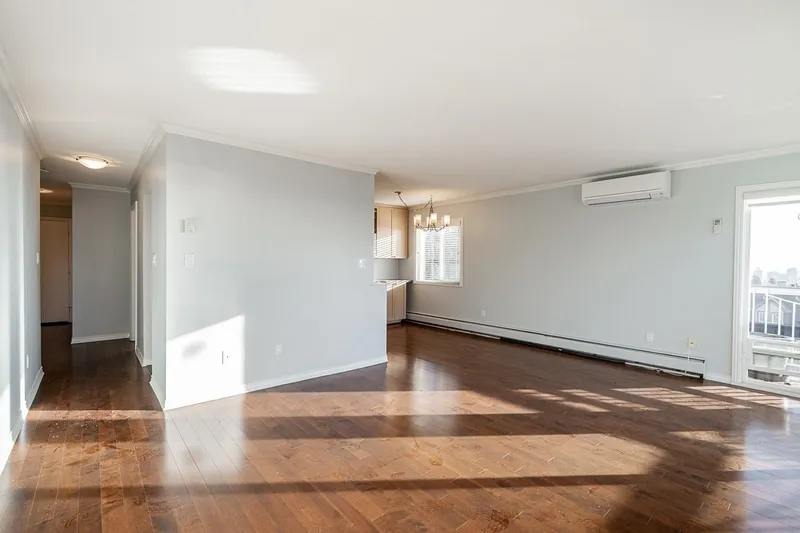 318 3080 LONSDALE AVENUE - photo 4 of 25