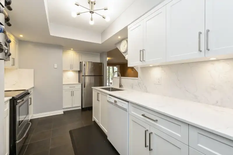 21 1561 BOOTH AVENUE - photo 4 of 22