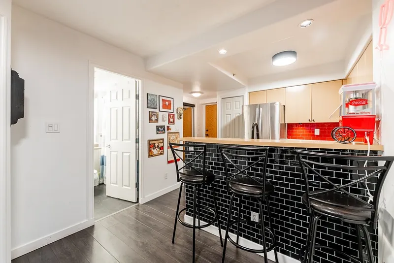 706 680 CLARKSON STREET - photo 3 of 25