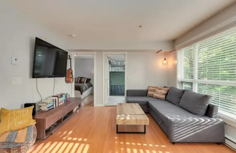 212 3575 EUCLID AVENUE - photo 2 of 23