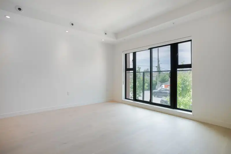 586 W 28TH AVENUE - photo 3 of 30