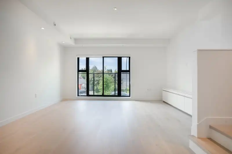 586 W 28TH AVENUE - photo 4 of 30