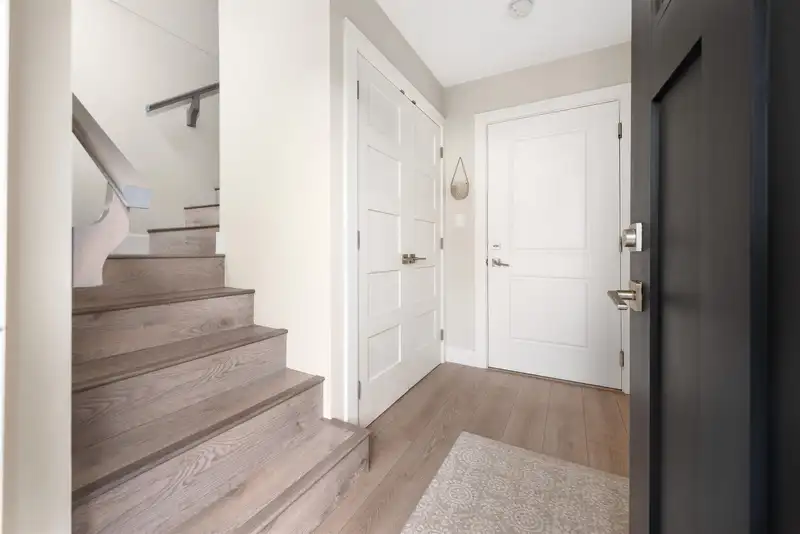 2 4949 47A AVENUE - photo 2 of 38