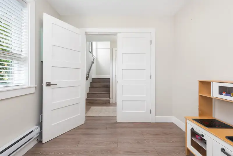 2 4949 47A AVENUE - photo 3 of 38