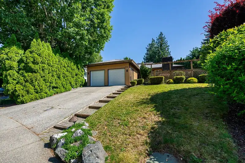 3762 NANAIMO CRESCENT - photo 1 of 39