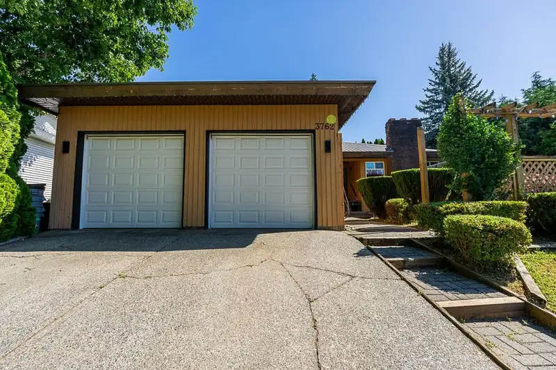3762 NANAIMO CRESCENT - photo 2 of 39