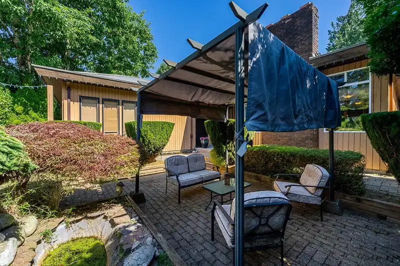 3762 NANAIMO CRESCENT - photo 4 of 39