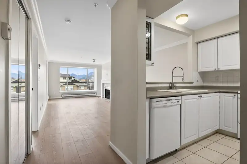 308 2340 HAWTHORNE AVENUE - photo 4 of 33
